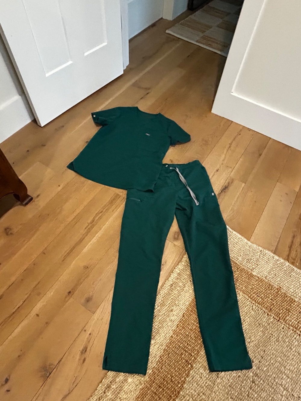 SET Figs Hunter EMERALD Green Scrubs Top M Bottoms MT - Picture 4 of 13